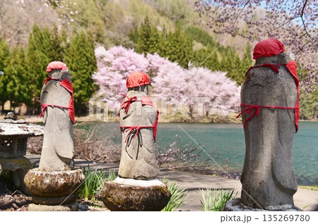 木崎湖の岸辺のお地蔵さんと大山桜 木崎湖の岸辺のお地蔵さんと大山桜 135269780