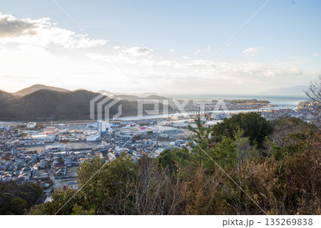 日本の兵庫県赤穂市の雄鷹台山の美しい景色 日本の兵庫県赤穂市の雄鷹台山の美しい景色 135269838