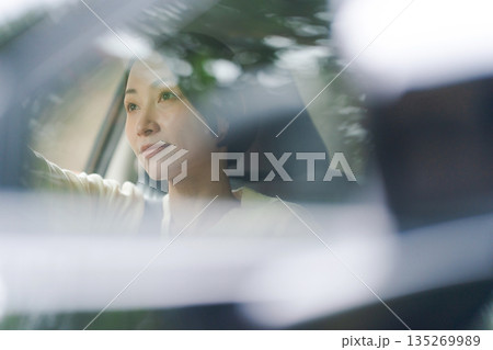 車の運転をする女性 車の運転をする女性 135269989