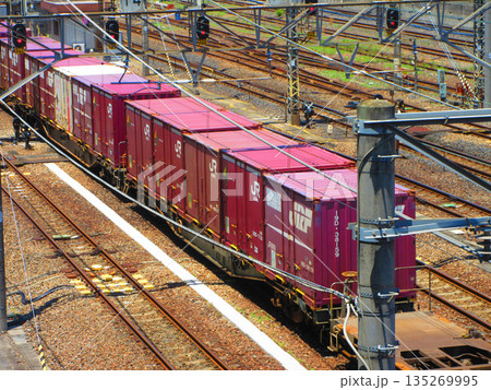 JR貨物のコンテナ貨車の風景（さいたま新都心駅付近の風景） 135269995