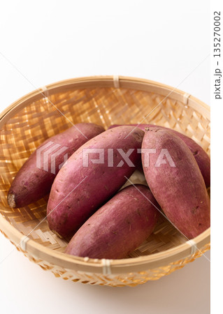 ざるに盛ったさつまいも　千葉県産シルクスイート 135270002