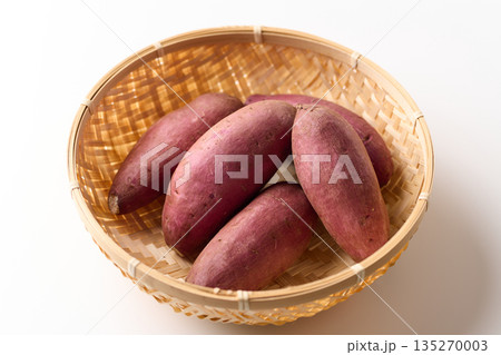 ざるに盛ったさつまいも　千葉県産シルクスイート 135270003