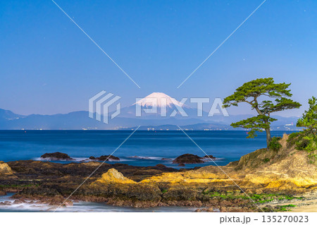 《神奈川県》富士山と海岸線・立石公園 135270023