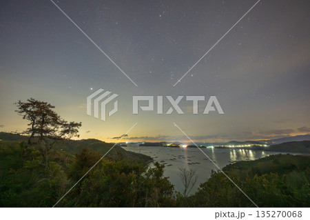 日本の岡山の瀬戸内海に浮かぶ美しい星空 日本の岡山の瀬戸内海に浮かぶ美しい星空 135270068