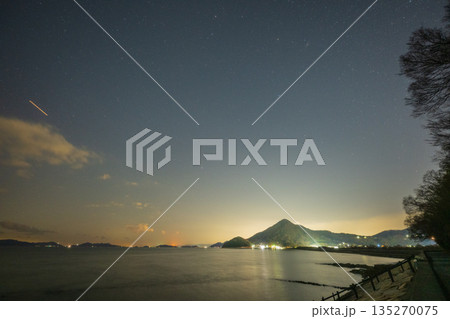 日本の岡山の瀬戸内海に浮かぶ美しい星空 135270075