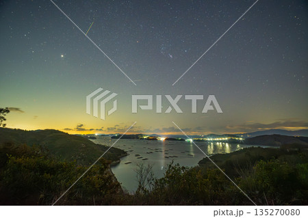 日本の岡山の瀬戸内海に浮かぶ美しい星空 日本の岡山の瀬戸内海に浮かぶ美しい星空 135270080