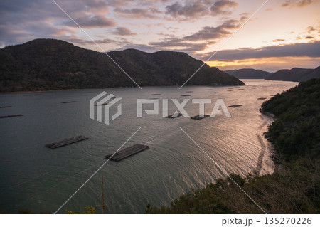 日本の岡山の美しいトワイライトタイム 135270226