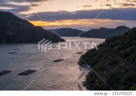 日本の岡山の美しいトワイライトタイム 日本の岡山の美しいトワイライトタイム 135270227