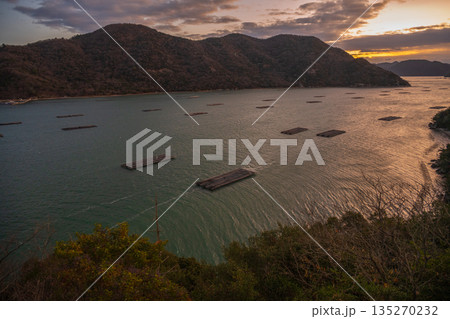 日本の岡山の美しいトワイライトタイム 135270232