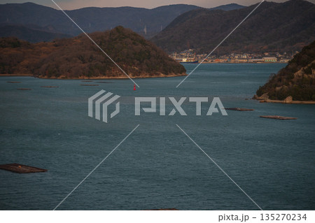 日本の岡山の美しいトワイライトタイム 日本の岡山の美しいトワイライトタイム 135270234