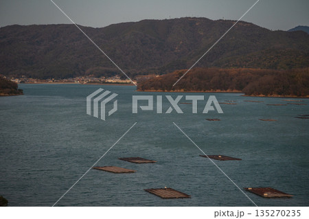 日本の岡山の美しいトワイライトタイム 日本の岡山の美しいトワイライトタイム 135270235