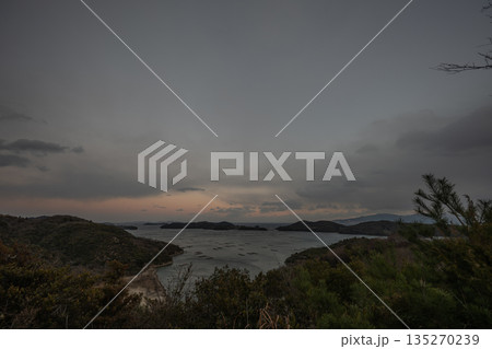 日本の岡山の美しいトワイライトタイム 135270239