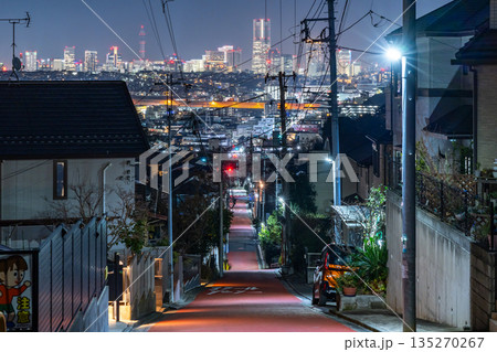 《神奈川県》横浜中心街と住宅街の都市夜景 135270267