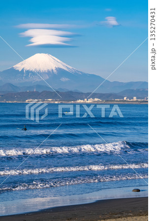 《神奈川県》富士山をのぞむ湘南海岸のビーチ 135270431
