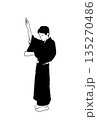 浴衣を着てポーズをとる人 135270486