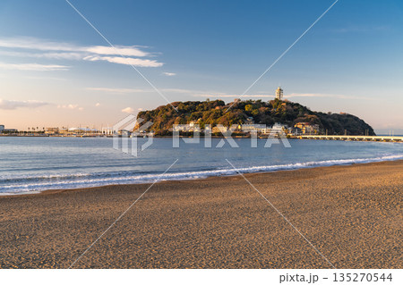 《神奈川県》夜明けの江ノ島の風景・湘南海岸 135270544