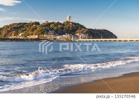《神奈川県》夜明けの江ノ島の風景・湘南海岸 135270546
