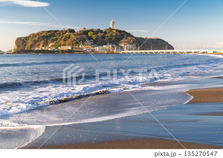 《神奈川県》夜明けの江ノ島の風景・湘南海岸 135270547