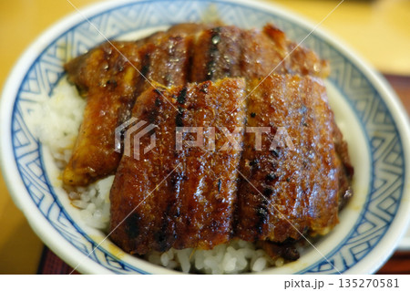 うなぎ屋の鰻丼 うなぎ屋の鰻丼 135270581