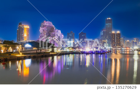 台湾　高雄ベイエリア　夜景 135270629