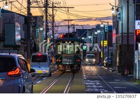 《神奈川県》江ノ電が駆け抜ける腰越商店街 135270637