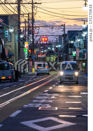 《神奈川県》江ノ電が駆け抜ける腰越商店街 135270638