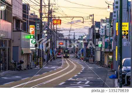 《神奈川県》江ノ電が駆け抜ける腰越商店街 135270639
