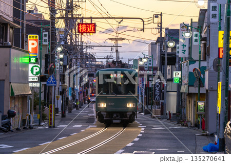 《神奈川県》江ノ電が駆け抜ける腰越商店街 135270641
