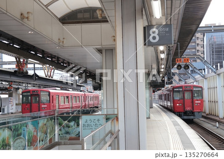 JR大分駅のホームに停車するJR九州の普通列車 135270664