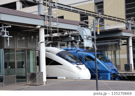 JR大分駅のホームに停車する883系 青いソニックと885系 白いソニック 135270669
