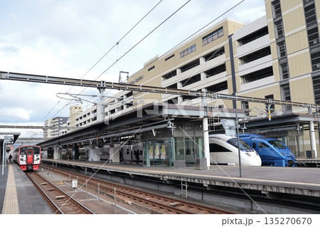 JR大分駅のホームに停車する883系 青いソニックと885系 白いソニック 135270670