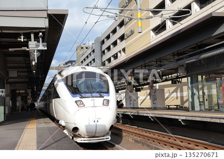 JR大分駅のホームに停車する885系 白いソニック 135270671