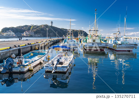 《神奈川県》江ノ島をのぞむ片瀬漁港の風景 135270711