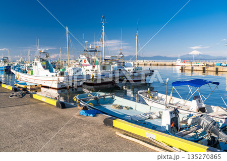 《神奈川県》富士山をのぞむ片瀬漁港 135270865