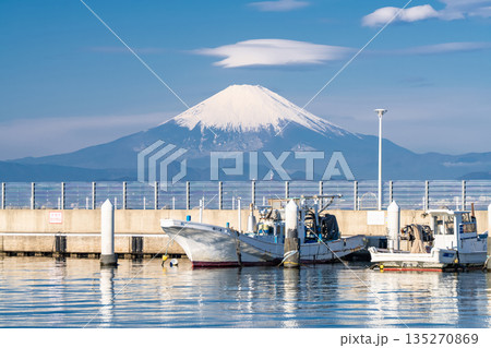 《神奈川県》富士山をのぞむ片瀬漁港 135270869