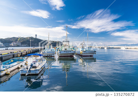 《神奈川県》江ノ島をのぞむ片瀬漁港の風景 135270872