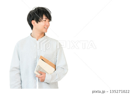 教科書,ノートを持つ学生,大学生の男性 135271022
