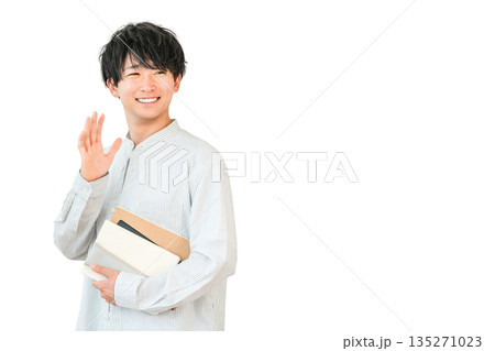 手を振る笑顔のアジア人大学生,学生（挨拶,キャンパスライフ） 135271023
