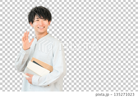 手を振る笑顔のアジア人大学生,学生（挨拶,キャンパスライフ） 135271023