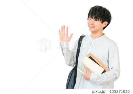 手を振る笑顔のアジア人大学生,学生(挨拶,キャンパスライフ) 手を振る笑顔のアジア人大学生,学生(挨拶,キャンパスライフ) 135271029