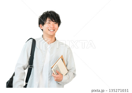 教科書,本を持つ学生,大学生（進学,受験,キャンパスライフ） 135271031