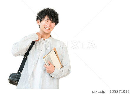 教科書,本を持つ学生,大学生（進学,受験,キャンパスライフ） 135271032