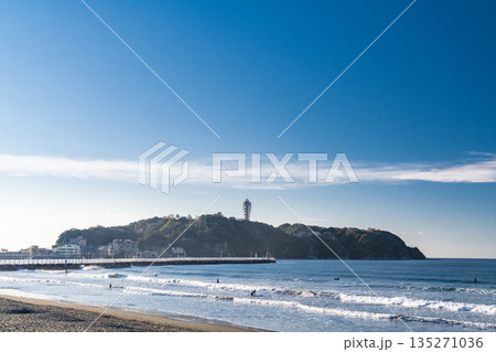 《神奈川県》江ノ島をのぞむ湘南海岸の風景 《神奈川県》江ノ島をのぞむ湘南海岸の風景 135271036