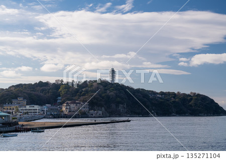 《神奈川県》江ノ島をのぞむ片瀬漁港の風景 《神奈川県》江ノ島をのぞむ片瀬漁港の風景 135271104