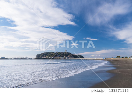 《神奈川県》江ノ島をのぞむ湘南海岸の風景 《神奈川県》江ノ島をのぞむ湘南海岸の風景 135271113