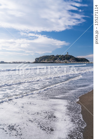 《神奈川県》江ノ島をのぞむ湘南海岸の風景 135271114