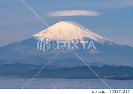 《神奈川県》湘南海岸からのぞむ富士山の風景 135271217