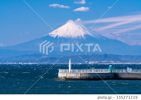 《神奈川県》湘南海岸からのぞむ富士山の風景 135271219