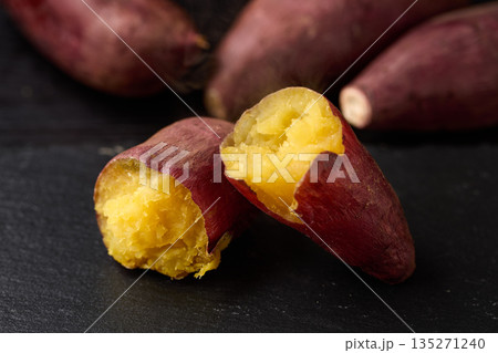 熱々の焼き芋　千葉県産シルクスイート 135271240