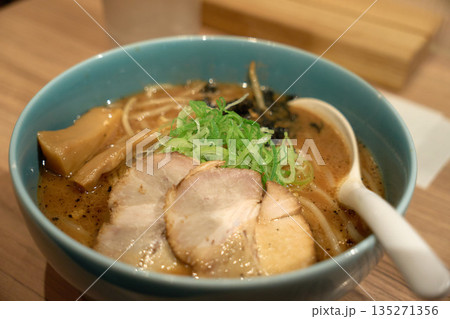 【札幌】おいしそうなラーメンのアップ 135271356